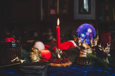 Mum ve Tarot kartlarında kış Noel öngörüsü. Büyülü, gizemli bir kavram. Astroloji ve cadı ayinleri
