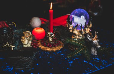 Mum ve Tarot kartlarında kış Noel öngörüsü. Büyülü, gizemli bir kavram. Astroloji ve cadı ayinleri