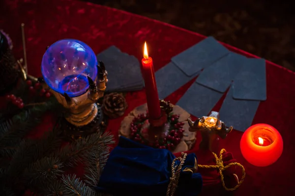 烛台和塔罗牌上的冬季圣诞预测值神奇的深奥的概念 占星术和邪恶仪式 — 图库照片