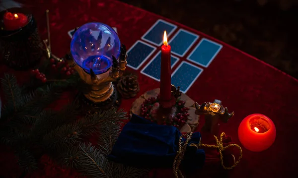 烛台和塔罗牌上的冬季圣诞预测值神奇的深奥的概念 占星术和邪恶仪式 — 图库照片