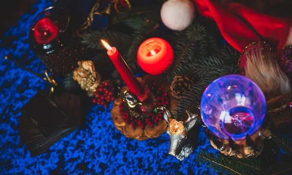 キャンドルとタロットカードで冬のクリスマスの予測 魔法の密教の概念 占星術と魔術の儀式 — ストック写真