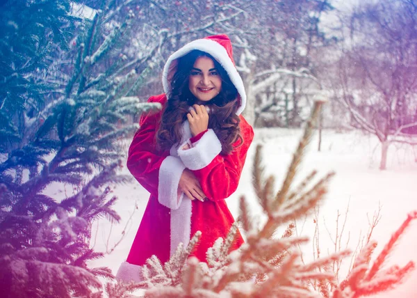 Молодая Арабская Женщина Зимний День Красивом Пальто Санты Снежном Дворе — стоковое фото
