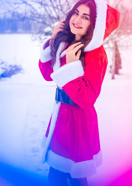 눈덮인 아름다운 코트를 — 스톡 사진