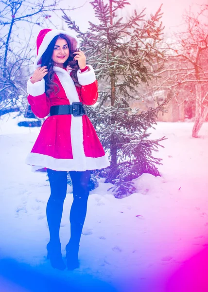 Genç Arap Kadın Kış Günü Güzel Bir Noel Baba Ceketiyle — Stok fotoğraf