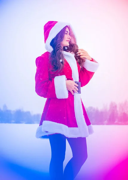 Молодая Арабская Женщина Зимний День Красивом Пальто Санты Снежном Дворе — стоковое фото