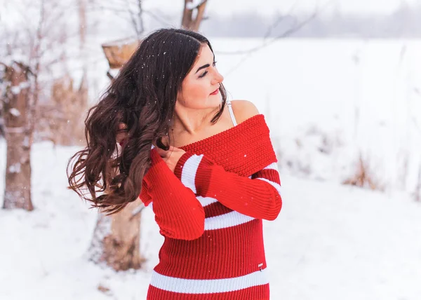 Femme Aspect Hispanique Aux Cheveux Foncés Robe Rouge Tricotée Lors — Photo