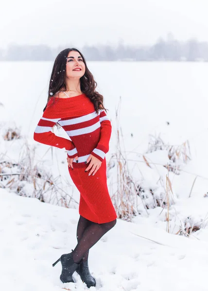 눈내리는 겨울날붉은 드레스를 머리를 아메리카 여성의 — 스톡 사진