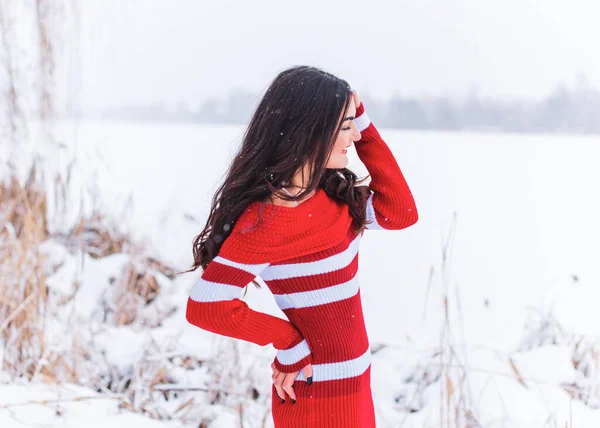 Kobieta Latynoski Wygląd Ciemnymi Włosami Dzianiny Czerwona Sukienka Śnieżny Zimowy — Zdjęcie stockowe