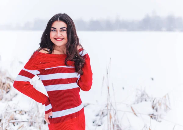 Mulher Aparência Hispânica Com Cabelo Escuro Vestido Vermelho Malha Dia — Fotografia de Stock