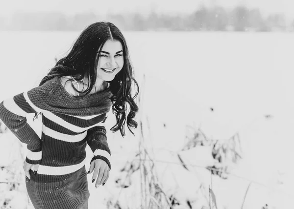 Woman Hispanic Appearance Dark Hair Knitted Red Dress Snowy Winter — Stock Photo, Image