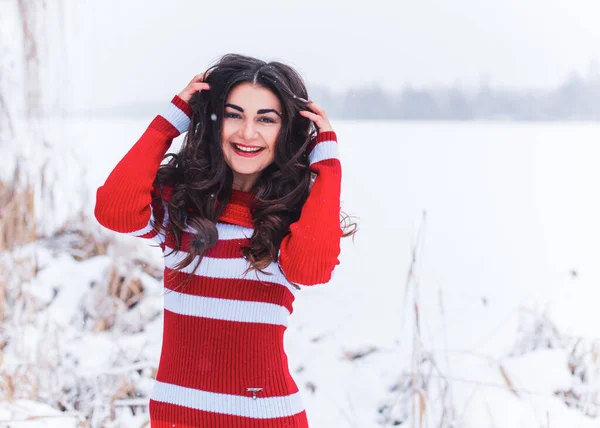 Mulher Aparência Hispânica Com Cabelo Escuro Vestido Vermelho Malha Dia — Fotografia de Stock