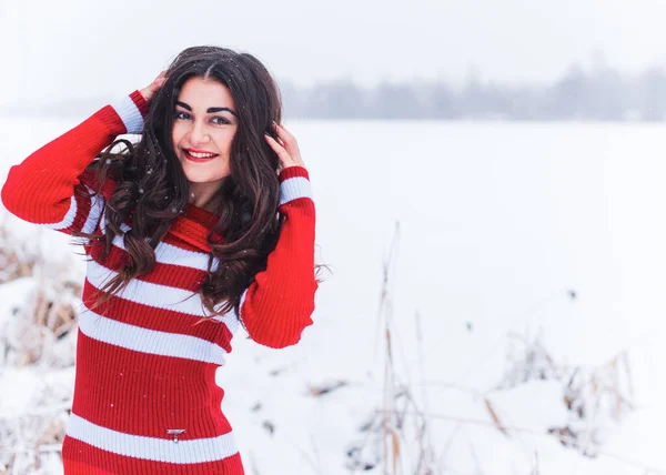 Vrouw Spaanse Verschijning Met Donker Haar Gebreide Rode Jurk Besneeuwde — Stockfoto