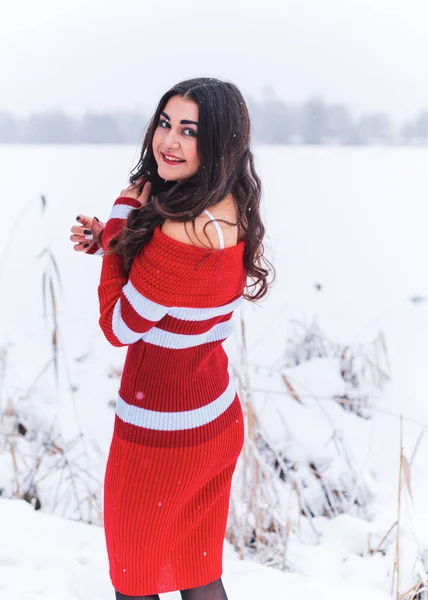 Frau Mit Dunklem Haar Roten Strickkleid Einem Verschneiten Wintertag Lässiges — Stockfoto