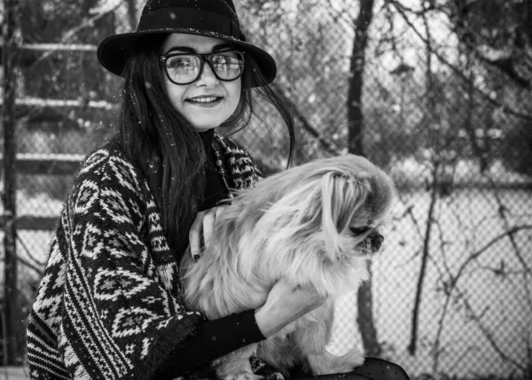 Wanita Dengan Anjing Emas Kecil Mengenakan Mantel Wol Biru Dan — Stok Foto