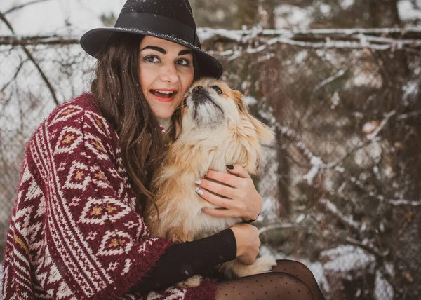 Kvinna Med Liten Gyllene Hund Bära Blå Ull Rock Och — Stockfoto