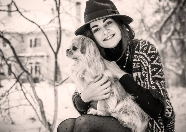 Wanita Dengan Anjing Emas Kecil Mengenakan Mantel Wol Biru Dan — Stok Foto