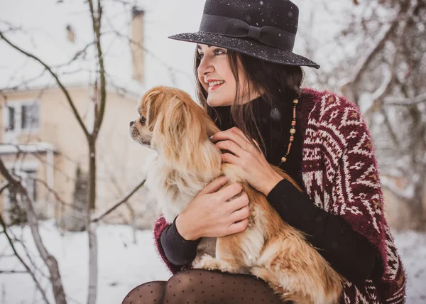 Kvinna Med Liten Gyllene Hund Bära Blå Ull Rock Och — Stockfoto