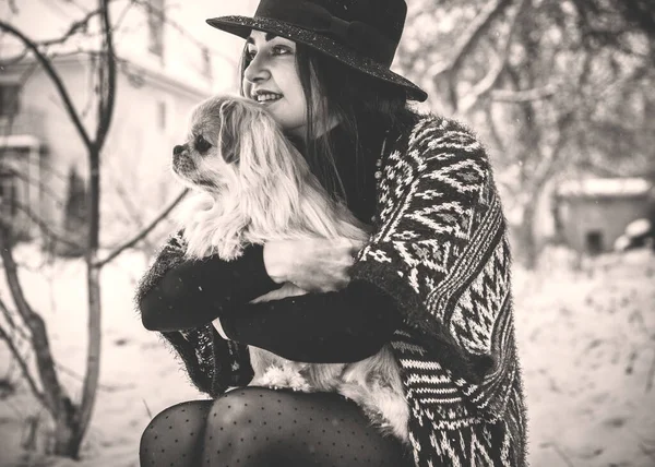 Femme Avec Petit Chien Doré Porter Manteau Laine Bleue Écharpe — Photo