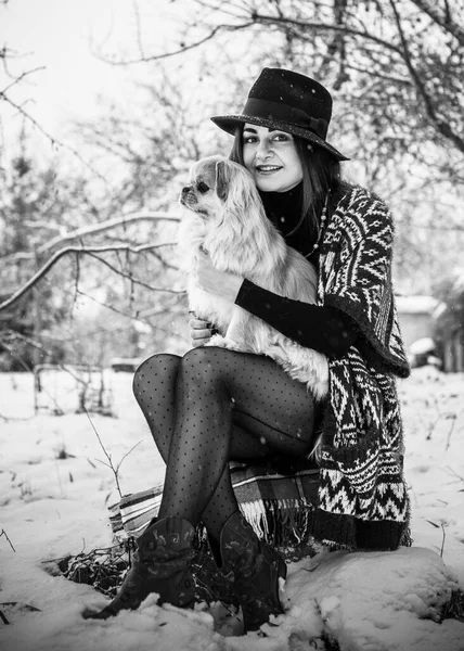 Femme Avec Petit Chien Doré Porter Manteau Laine Bleue Écharpe — Photo