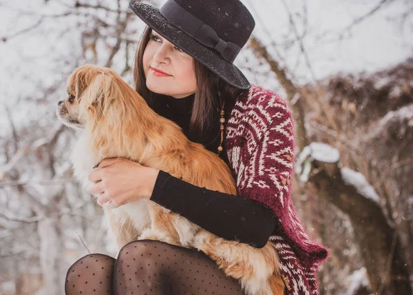 Kvinna Med Liten Gyllene Hund Bära Blå Ull Rock Och — Stockfoto