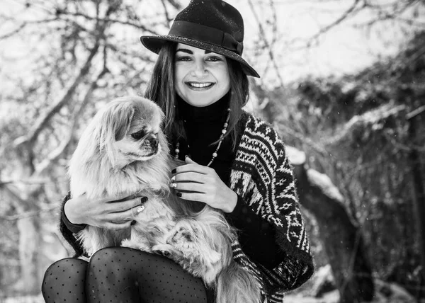Mujer Con Pequeño Perro Dorado Llevar Abrigo Lana Azul Bufanda — Foto de Stock