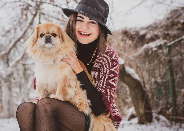 Küçük Altın Köpekli Kadın Mavi Yün Ceket Örgü Eşarp Giyiyor — Stok fotoğraf