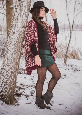 Arap kadın örgü örüyor, gündelik moda konsepti, kış-sonbahar sezonu