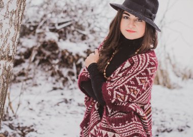 Arap kadın örgü örüyor, gündelik moda konsepti, kış-sonbahar sezonu