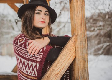 Arap kadın örgü örüyor, gündelik moda konsepti, kış-sonbahar sezonu