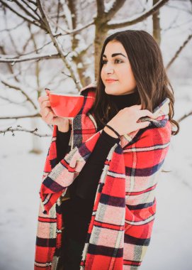 Felsefi ruh hali olan Latin üzgün kadın kış sabahı açık havada bir şeyler düşünüyor.