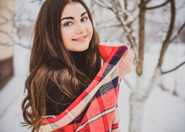 Felsefi ruh hali olan Latin üzgün kadın kış sabahı açık havada bir şeyler düşünüyor.