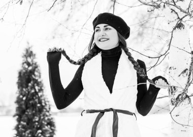 Sokakta poz veren güzel bir kadının açık hava portresi. Siyah bere takan ve örgü ören bir manken. Kadın moda konsepti