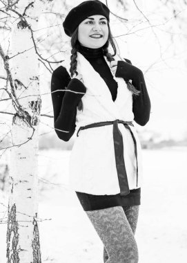 Sokakta poz veren güzel bir kadının açık hava portresi. Siyah bere takan ve örgü ören bir manken. Kadın moda konsepti