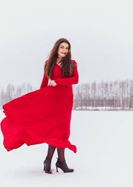 Karlı bir günde ipek elbiseyle dans eden İspanyol bir kadın, kırmızı elbisenin dalgalanması ve çırpınması, tutku konsepti