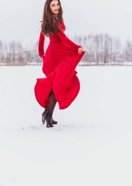 Karlı bir günde ipek elbiseyle dans eden İspanyol bir kadın, kırmızı elbisenin dalgalanması ve çırpınması, tutku konsepti