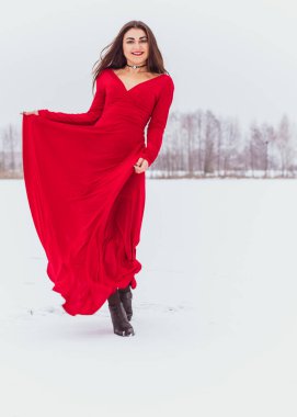 Karlı bir günde ipek elbiseyle dans eden İspanyol bir kadın, kırmızı elbisenin dalgalanması ve çırpınması, tutku konsepti