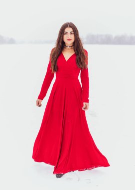 Karlı bir günde ipek elbiseyle dans eden İspanyol bir kadın, kırmızı elbisenin dalgalanması ve çırpınması, tutku konsepti