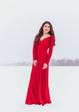 Karlı bir günde ipek elbiseyle dans eden İspanyol bir kadın, kırmızı elbisenin dalgalanması ve çırpınması, tutku konsepti