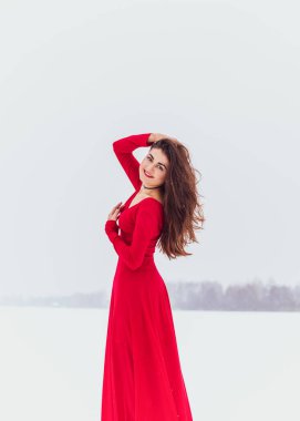 Karlı bir günde ipek elbiseyle dans eden İspanyol bir kadın, kırmızı elbisenin dalgalanması ve çırpınması, tutku konsepti