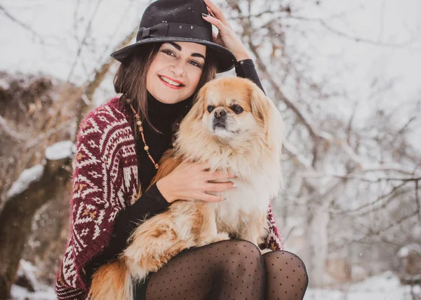 Küçük Altın Köpekli Kadın Mavi Yün Ceket Örgü Eşarp Giyiyor — Stok fotoğraf