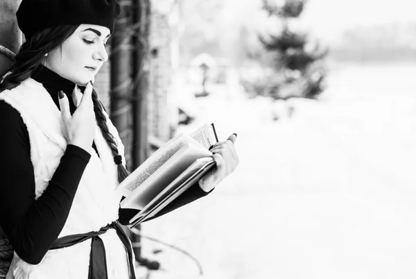 Retrato Livre Jovem Bela Mulher Elegante Posando Rua Modelo Vestindo — Fotografia de Stock