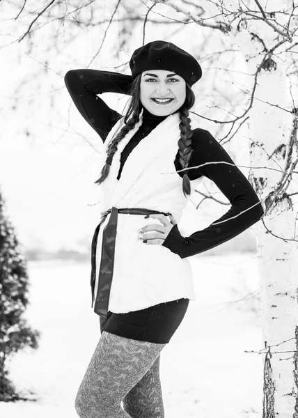 Retrato Livre Jovem Bela Mulher Elegante Posando Rua Modelo Vestindo — Fotografia de Stock