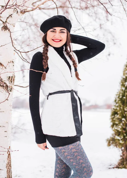 Portrait Extérieur Jeune Belle Femme Mode Posant Dans Rue Modèle — Photo