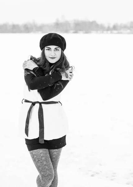 Открытый Портрет Молодой Красивой Модной Женщины Позирующей Улице Модель Черном — стоковое фото