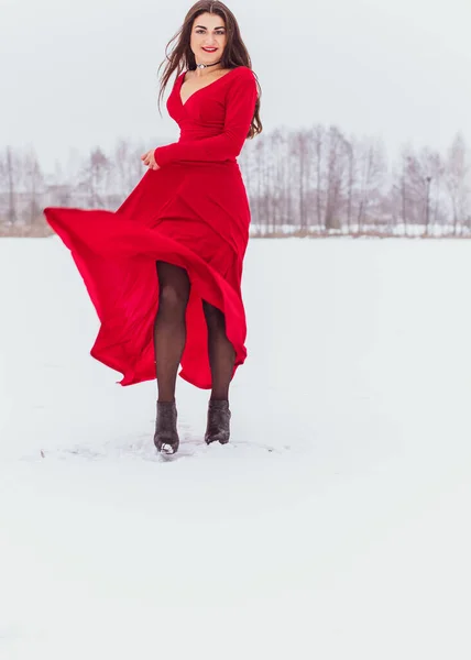 Spanyol Táncol Selyem Ruha Havas Napon Művészi Piros Áramló Ruha — Stock Fotó