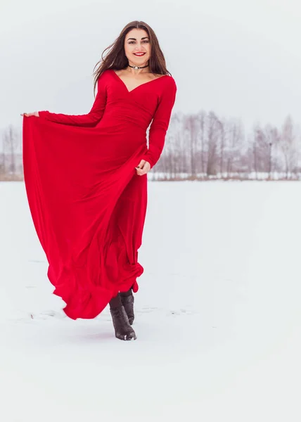 Mulher Hispânica Dançando Vestido Seda Dia Nevado Artístico Vermelho Fluindo — Fotografia de Stock