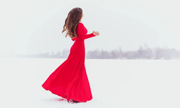 在雪天穿着丝绸衣服跳舞的西班牙女人 飘扬的红色艺术长袍 飘扬的面料 激情的概念 — 图库照片