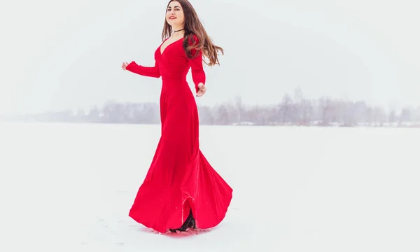 Mujer Hispana Bailando Vestido Seda Día Nevado Vestido Rojo Artístico —  Fotos de Stock