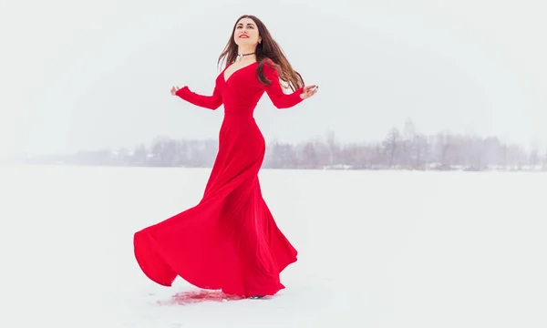 Latinamerikansk Kvinna Dansar Sidenklänning Snöig Dag Konstnärlig Röd Flödande Klänning — Stockfoto
