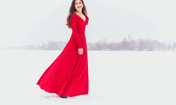 Hispanic Woman Dancing Silk Dress Snowy Day Artistic Red Flowing — Stock Photo, Image